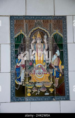 Piastrelle decorate di divinità sulla parete esterna del Tempio Balaji situato a Dabhoi, Gujarat, India Foto Stock