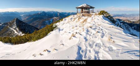 Vista verso il padiglione in cima. Vista dal Monte Herzogstand vicino al lago Walchensee. Germania, Baviera Foto Stock