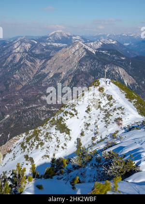 Vista verso il Monte Jochberg, Mt. Benediktenwand e Jachenau. Vista dal Monte Herzogstand vicino al lago Walchensee durante l'inverno nelle Alpi bavaresi. Germania Foto Stock