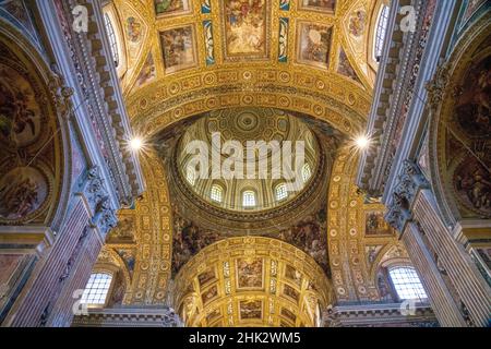 Europa, Italia, Napoli. Chiesa cattolica Gesu nuovo all'interno della cupola e del soffitto. Foto Stock