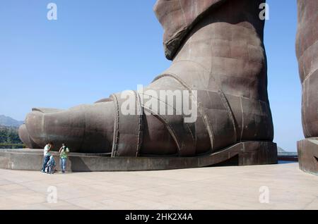 Primo piano dei piedi della Statua dell'unità di Vallabhbhai Patel. La statua più alta del mondo a 182 metri (597 piedi) di altezza. Colonia di Kevadiya, Gujarat, India Foto Stock