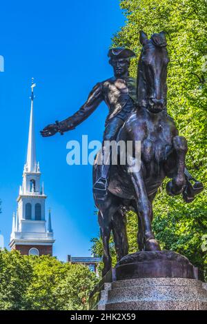 Statua di Paul Revere, Old North Church, Freedom Trail, Boston, Massachusetts. La Chiesa nel 1775 mise le lanterne per avvertire Paul Revere prima della battaglia di Lexing Foto Stock