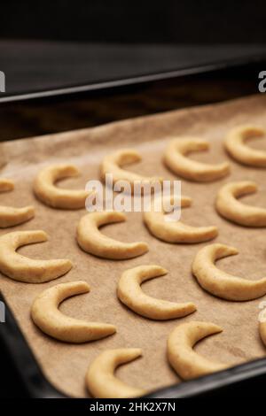 Vassoio da forno con i tradizionali biscotti Kipferl alla vaniglia tedeschi o austriaci Vanillekipferl Foto Stock