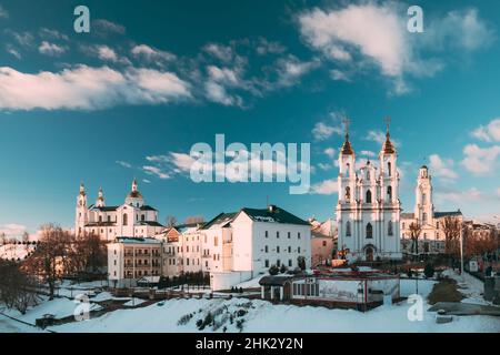 Vitebsk, Bielorussia. Cattedrale della Santa Assunzione, Chiesa della Santa Risurrezione e Municipio nella sera d'inverno. Famoso patrimonio storico. Foto Stock