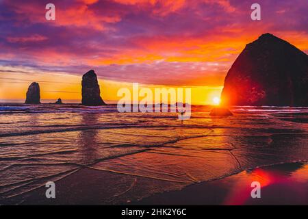 Tramonto colorato, stack di mare Haystack Rock, Canon Beach, Clatsop County, Oregon. Originariamente scoperto da Clark di Lewis Clark nel 1805 Foto Stock