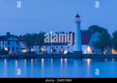 Svezia meridionale, Karlskrona, Stumholmen Island, faro e base navale storica, crepuscolo Foto Stock