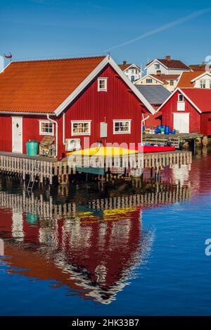 Svezia, Bohuslan, Kungshamn, baracche rosse di pesca nel Fisketangen, vecchio quartiere di pescatori Foto Stock