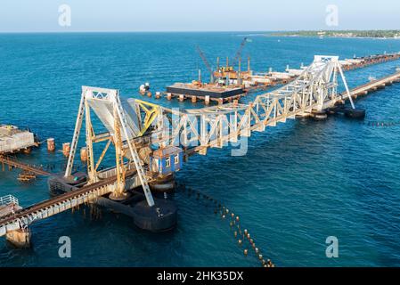 Rameswaram, India - Gennaio 2022: Costruzione di un nuovo ponte ferroviario per collegare la città di Rameswaram sull'isola di Pamban all'India continentale. La vecchia sposa di disegno Foto Stock