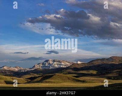 La fresca neve primaverile adorna il monte Steamboat lungo il Rocky Mountain Front vicino Augusta, Montana, USA Foto Stock