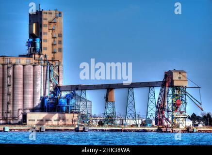 HDR Effect Shipping dock per materiali sili sfusi su Detroit River Foto Stock