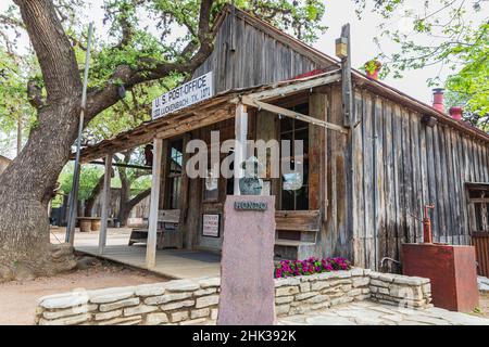 Luckenbach, Texas, Stati Uniti. Statua di Hondo Crouch fuori dall'ufficio postale di Luckenbach, Texas. (Solo per uso editoriale) Foto Stock