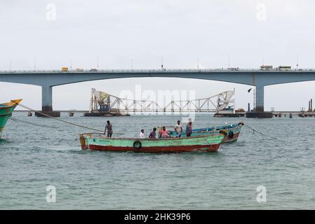 Rameswaram, India - Gennaio 2022: Pescatori nella baia di Palk. Sullo sfondo i 2 ponti che collegano la città di Rameswaram sull'isola di Pamban a m Foto Stock