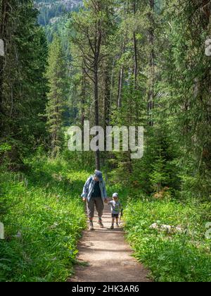USA, Wyoming. Nonna e nipote sulla passeggiata nella natura, sentiero escursionistico nel Teton Canyon. (SIG.) Foto Stock