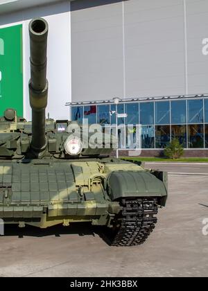 I carri armati sovietici si trovano all'aperto nel museo, in estate Foto Stock