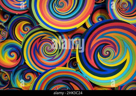 Cestini colorati in filo del Sud Africa. Foto Stock
