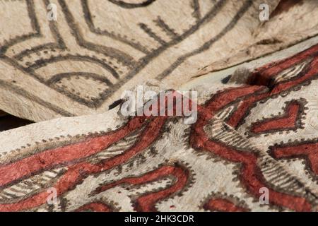 Melanesia, Papua Nuova Guinea, Tufi. Tradizionale panno di tapa fatto a mano, realizzato con l'albero di gelso di carta, dipinto a mano con tinture naturali utilizzando geometriche Foto Stock