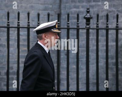 Londra, Regno Unito. 1st Feb 2022. Capo dello Stato maggiore l'Ammiraglio Sir Tony Radakin arriva alla riunione del Gabinetto al n. 10 Downing Street in mezzo alla crisi Ucraina. Foto Stock