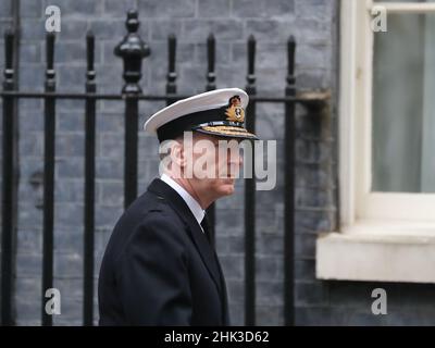 Londra, Regno Unito. 1st Feb 2022. Capo dello Stato maggiore l'Ammiraglio Sir Tony Radakin arriva alla riunione del Gabinetto al n. 10 Downing Street in mezzo alla crisi Ucraina. Foto Stock