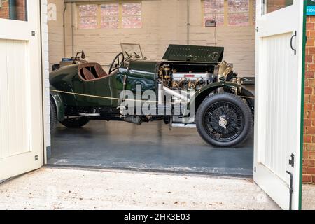 1924 Bentley 3 litri Speed Model in un workshop presso il Bicester Heritage Center Sunday Scramble Event. Oxfordshire, Inghilterra Foto Stock