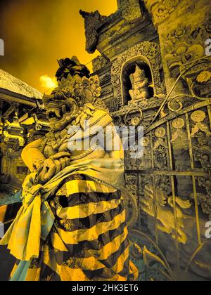 Indonesia, Bali, Ubud. Tempio di pura Tirta Empl, bagno nella sorgente sacra di Tampaksiring Foto Stock
