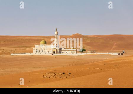 Medio Oriente, Penisola Araba, Ash Sharqiyah Nord, Bidiyah. Una moschea isolata nel deserto dell'Oman. Foto Stock