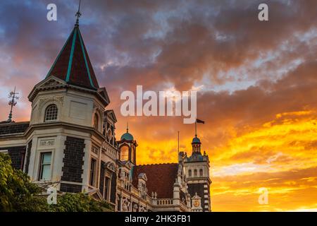 Tramonto sulla stazione ferroviaria di Dunedin, Dunedin, South Island, Nuova Zelanda (solo per uso editoriale) Foto Stock