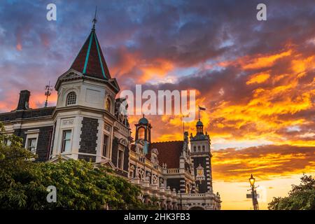 Tramonto sulla stazione ferroviaria di Dunedin, Dunedin, South Island, Nuova Zelanda (solo per uso editoriale) Foto Stock