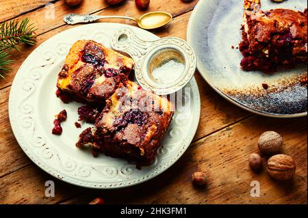 Pezzo di torta con cioccolato, ciliegie e noci. Dolce torta di marmo. Cupcake al cioccolato Foto Stock