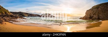 Tramonto omicidio buco panorama spiaggia vista mare in Irlanda costa oceano. Scogliere e rocce dell'Atlantico. Bellissimo paesaggio natura. Foto Stock