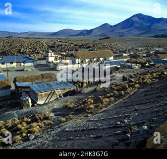 Vista elevata del villaggio Parinacota, Cile settentrionale. Parinacota si trova nel comune di Putre, regione di Arica e Parinacota, a 4428 metri al Foto Stock