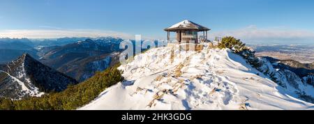 Vista verso il padiglione in cima. Vista dal Monte Herzogstand vicino al lago Walchensee. Germania, Baviera Foto Stock