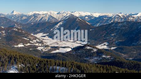 Vista verso la catena montuosa di Jachenau e Karwendel. Vista dal Monte Jochberg vicino al lago Walchensee durante l'inverno nelle Alpi bavaresi. Germania, Baviera Foto Stock