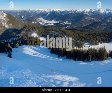 Vista verso la catena montuosa di Jachenau e Karwendel. Vista dal Monte Jochberg vicino al lago Walchensee durante l'inverno nelle Alpi bavaresi. Germania, Baviera Foto Stock