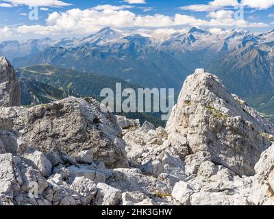 Vista sulla Val Rendena verso il gruppo Adamello. Le Dolomiti di Brenta, patrimonio dell'umanità dell'UNESCO. Italia, Trentino, Val Rendena Foto Stock