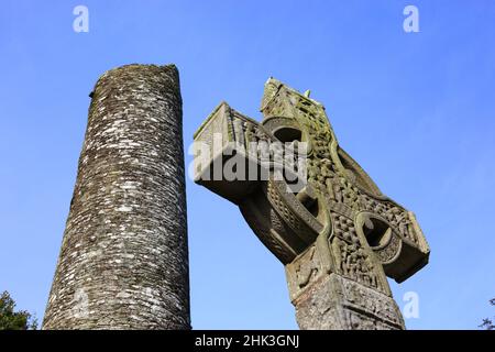 Hochkreuz Kreuz von Muiredach, Rundturm, Mainistir Bhuithe, Monasterboice, eine Klosterruine der Iroschottischen Kirche in Irland in der Grafschaft lo Foto Stock