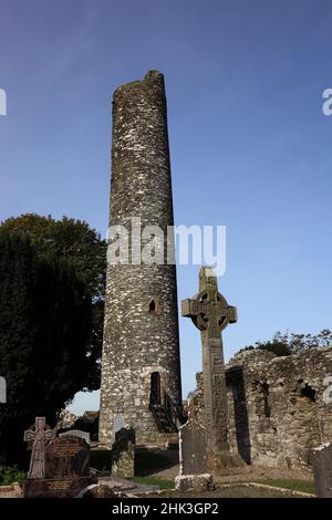 Hochkreuz Kreuz von Muiredach, Rundturm, Mainistir Bhuithe, Monasterboice, eine Klosterruine der Iroschottischen Kirche in Irland in der Grafschaft lo Foto Stock