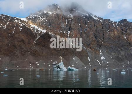 Turista esplorare le Isole Krossfjorden, Spitsbergen, Svalbard, Norvegia. Foto Stock