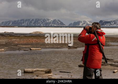 Una guida naturalistica per il controllo dei dintorni, Smeerenburg Fjord, Amsterdamoya, Spitsbergen, Isole Svalbard, Norvegia. Foto Stock