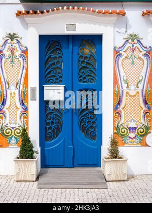 Portogallo, Aveiro. Edificio storico nel centro della città di Aveiro in Portogallo, con piastrelle in ceramica portoghese colorate e tradizionali Foto Stock