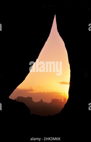 Sunrise, Teardrow Arch, Monument Valley, Arizona, Stati Uniti Foto Stock