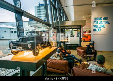 Svezia, Vastragotland e Bohuslan, Gothenburg, il Museo Volvo, lobby con visitatori Foto Stock