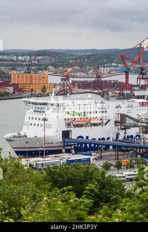 Svezia, Vastragotland e Bohuslan, Gothenburg, vista della città ad alto angolo con traghetto internazionale Foto Stock