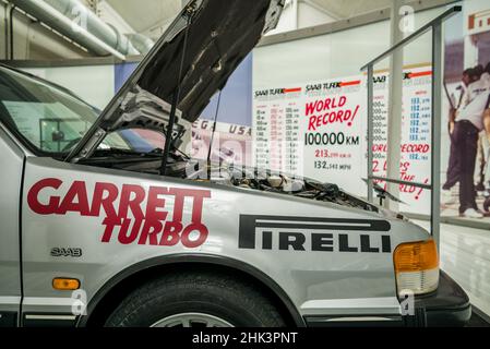 Svezia, Vastragotland, Trollhattan, Saab Car Museum, SAAB 9000 auto che ha stabilito il record per la guida 100.000 non-stop al circuito Talladega negli Stati Uniti Foto Stock