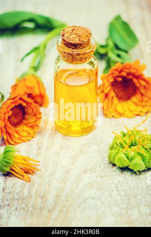 L'estratto di calendula. Piante medicinali. Messa a fuoco selettiva. Foto Stock