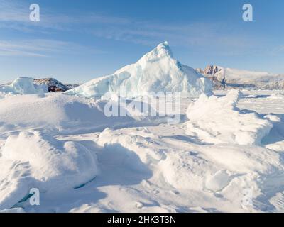 Ghiaccioli di fronte all'isola di Appat, congelati nel ghiaccio marino del sistema di fiordi Uummannaq durante l'inverno. Groenlandia, territorio danese Foto Stock