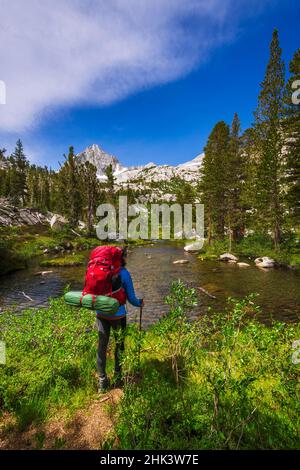 Backpacker sul sentiero dei laghi del tesoro a Bishop Creek, John Muir Wilderness, Sierra Nevada Mountains, California, USA. Foto Stock
