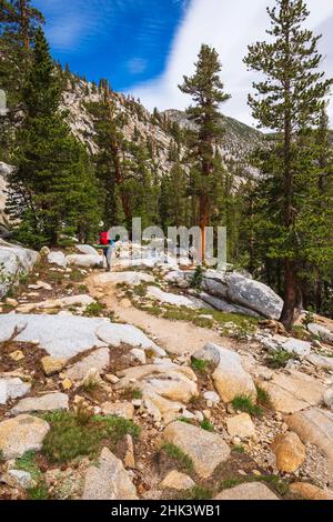 Backpacker sul sentiero dei laghi del tesoro, John Muir Wilderness, Sierra Nevada Mountains, California, USA. Foto Stock