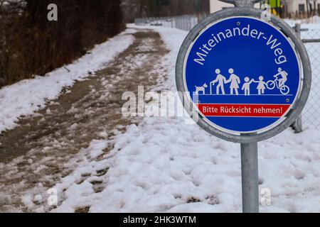 Wangen an der Aare, Svizzera, 12. Dicembre 2021: Sentiero lungo l'Aare con un cartello per rispettare tutti gli utenti del cammino. Foto Stock