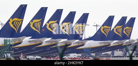 Foto del fascicolo del 05/04/20 dei jet Ryanair parcheggiati sulla pista, come hanno dimostrato due delle principali compagnie aeree di bilancio di Londra che sono ben lungi dall'essere recuperate dalla pandemia di Covid-19, in quanto il numero di passeggeri trasportati è sceso a gennaio. Foto Stock