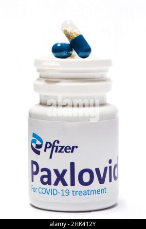 Bucarest, Romania - 1 febbraio 2022: Immagine illustrativa di concetto editoriale della pillola antivirale orale Paxlovid sviluppato da Pfizer. Corona virus Co Foto Stock